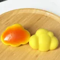 Zwei süße wolkenförmige Slow Rebound Squishy Spielzeuge zum Stressabbau in Gelb und Orange - Wolkenbrot 7cm