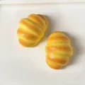 Realistisches goldbraunes Croissant-Quetschspielzeug zum Stressabbau mit Slow-Rebound - Kleines Croissant-Brot