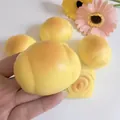 Realistisches Simulations-Brot-Squishy-Spielzeug mit weicher Textur in Gelb - Klebriges Schweinchen-Brötchen