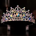 Vista dettagliata di un elegante diadema di cristallo con pietre AB iridescenti da sposa - Oro Rosa Multicolore