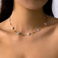 Collar de cadena dorada de estilo coreano con pequeñas flores de perlas blancas y azules - Collar de Flores / Azul y Blanco (Collar)