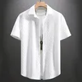 Lässiges weißes Kurzarm-Poloshirt für Herren mit einzigartigem strukturiertem Jacquard-Muster - S / Weiß