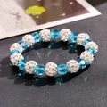 Detailansicht eines blauen Kristallarmbands mit funkelnden weißen Strasssteinen - Himmelblau