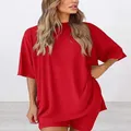 Mujer vistiendo un vibrante conjunto de pijama rojo de dos piezas con shorts cómodos - Rojo