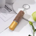 Gros plan d'un mini vaporisateur de parfum de 5ml avec strass et porte-clés étincelant - Or