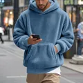 Détail du tissu du sweat à capuche en polaire sherpa bleu clair pour hommes chic - S / Bleu Denim