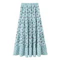 Dettaglio di gonna lunga a fiori a balze con vita elastica in uno stile boho chic. - XS / Stampa floreale blu-viola