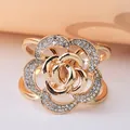 Gros plan d'un anneau de foulard rose dorée élégant avec strass brillants - Rose Dorée Entièrement Sertie de Strass (DY0005)