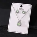 Detail eines eleganten Silberschmucksets mit Halskette und Ohrringen aus grünem Zirkon - Apfelgrün