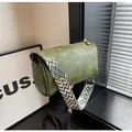 Gros plan d'un sac polochon vert avec une large bandoulière à motif ethnique chic - Vert