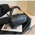 Élégant sac polochon en simili cuir noir avec large bandoulière à motifs bohèmes - Noir