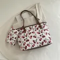 Grote casual totebag met kersenprint en bijpassende etuiset met bruine handvatten - Kersenwit