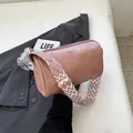 Sac à bandoulière rose élégant avec une large sangle à motif chevron pour le quotidien - Rose