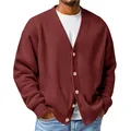Détail d'un cardigan bordeaux en maille gaufrée avec col en V et boutons en bois - S / Bordeaux