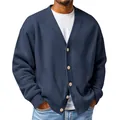 Vue détaillée du cardigan bleu en maille gaufrée pour homme avec boutons en bois naturel - S / Bleu marine