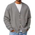 Vue détaillée d'un cardigan gris en maille gaufrée élégant avec boutons pour hommes modernes - S / Gris Moyen