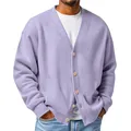 Détail d'un élégant cardigan en maille gaufrée lavande pour homme avec boutons en bois - S / Mauve Clair