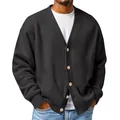 Cardigan décontracté noir pour homme en maille gaufrée avec boutons sur fond blanc - S / Noir