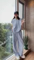 Vista completa di una donna con una tuta sportiva azzurra con cappuccio due pezzi - 3XL / Azzurro