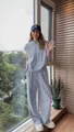 Vista completa di una donna con una tuta sportiva azzurra con cappuccio due pezzi - 3XL / Top E Pantaloni / Azzurro