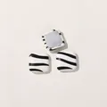 Detailansicht quadratischer schwarz-weißer Zebrastreifen-Knöpfe für DIY-Haarschmuck - Quadratisch Kuhmuster (D02-5-1-7)