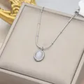Vista dettagliata di un elegante ciondolo ovale in pietra occhio di gatto su catena d'argento. - Zircone bianco (Argento)