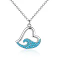 Elegante collana a cuore in argento con motivo a onde in strass blu su sfondo bianco - Oro