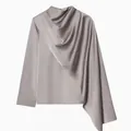 Elegantes Detail eines drapierten Satinoberteils mit asymmetrischem Cape-Design - XS / Grauviolett