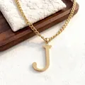 Elegante vergulde titaniumstalen halsketting met een grote serif-letter J hanger - Letter J Stijl (2399金色字母J) / Goud