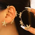 Dettaglio ravvicinato di ear cuff dorati con stella marina e cavalluccio su orecchio - Combo Ippocampo e Stella Marina (Coppia) / Oro