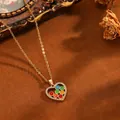 Gros plan détaillé du pendentif en forme de cœur doré avec perles multicolores - Collier Cœur Rond Coloré (238314) / Or