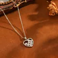Détail rapproché du collier cœur en acier inoxydable orné de perles blanches et zircons - Collier Cœur Rond Blanc (238314) / Argent