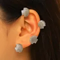 Dettaglio di ear cuff a conchiglia argento, set gioielli di moda a tema oceanico. - Stile Conchiglia (Orecchio Sinistro) / Argento