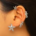 Vista dettagliata di ear cuff argentati con design a forma di stella marina e cavalluccio - Combo Ippocampo e Stella Marina (Orecchio Sinistro) / Argento