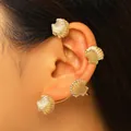 Primo piano di un elegante ear cuff a conchiglia dorata per donne senza buchi, stile oceano - Stile Conchiglia (Orecchio Sinistro) / Oro