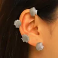 Primo piano di quattro ear cuff a conchiglia argento per un look marino elegante - Stile Conchiglia (Orecchio Destro) / Argento