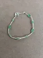 Élégant bracelet en maille argentée orné de perles vertes vibrantes pour un look chic. - Bracelet / Argent-Vert