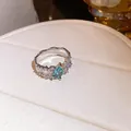 Gedetailleerd overzicht van een vintage zilveren ring met een fonkelende blauwe zirkoon. - 50# Onregelmatige Druppelvormige Strass Open Ring / Zilver