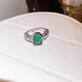 Gedetailleerd overzicht van een vintage zilveren ring met grote ovale groene zirkoon - 45# Brede Ovale Strass Ring / Zilver