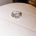 Detail van een vintage verstelbare ring met een grote zirkoon en blauwe stenen - Madeliefje turquoise zirkonia ring (54#) / Zilver