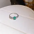 Detailopname van een vintage ring met een smaragdgroene zirkonia als centrale steen - 46# Smalle Ovale Strass Open Ring / Zilver