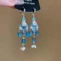 Handgefertigte blaue Kristall-Quastenohrringe mit weißen Blütenakzenten und Perlen - Ohrstecker (6#) / Blau