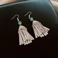 Handgefertigte silberne Quastenohrringe mit grüner Perle und metallischen Fransenröhren - Ohrstecker (28#) / Silber, Grün