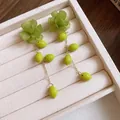 Elegante Ohrhänger mit grüner Blume und Limettenanhänger in einer Schmuckschatulle - Ohrstecker (50#) / Grün