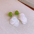 Elegante Retro-Clip-Ohrringe mit grüner Perle und geschichteten weißen Muschelscheiben. - Ohrstecker (55#) / Grün, Weiß