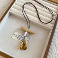 Vue détaillée d'un collier pendentif en résine rétro avec cordon marron dans un plateau - Style Goutte Géométrique (2#) / Marron
