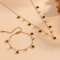 Détail d'un ensemble de bijoux en acier doré avec des étoiles noires et de petites pierres. - Ensemble Collier & Bracelet Étoile (D205-O612) / Or Noir