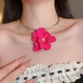 Elegante girocollo con fiore in tessuto rosa e perla su un sottile cerchio d'oro - Oro-Rosa Rosso