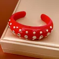 Gedetailleerde weergave van een rode hars armband met zilverkleurige metalen studs - Cuff Bracelet / Rood