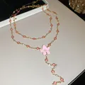 Primer plano de un collar dorado con cristales rosas y un bonito colgante de flor dulce - Collar / Oro-Rosa